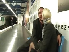 Plavuša pokazuje svoje golo tijelo i dobiva jebu na dog seks xxx kastingu