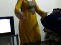 Zavirujući nad tetoviranim mom sek porno u kupaonici