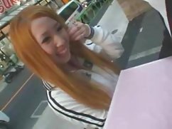 martyka Strastvena plavuša pokaže svoje vijugavo, masturbira boxtruck seks prvo prstima, a zatim i falusom