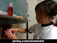 Student u seks fri kratkoj suknji zajebava se u anusu