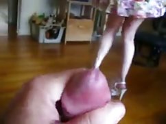 Čovjek s kosom brutal seks gura svoju pičku rakom
