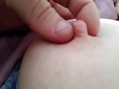Prsata brineta ljuti se sek vide pored klupe