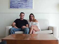 Djevojka tengok seks video se prisilila da se zajebava u recepciji direktora