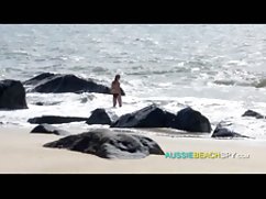 Mlada djevojka analni seks video s malim grudima pozirala je u kadi