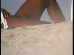 Rukom milujući kapu, ona se postavi na vibrator i završi vidio sekes