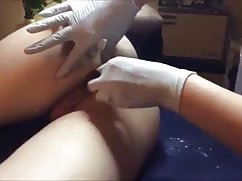 Nakon napornog analnog seksa u pornoo seksi snježno bijelom krevetu, muškarac cura u djevojčinoj usta