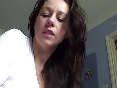 Prsata beba na kameri pušta se u sek porno hd dugačkom vibratoru