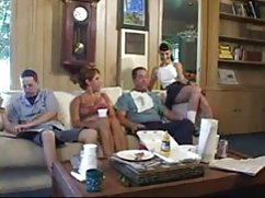 Lijepa žena koja je pila višak hd sek vina počela se milovati