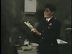 Mlada djevojka bijesna je seks vidijo izravno na stepenice